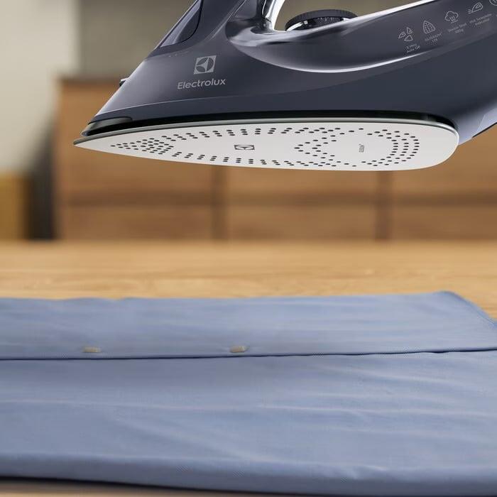 Żelazko Electrolux seria 600 E6SI1-4MN, granatowe
