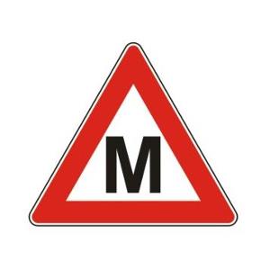 Magnetinis ženklas M raidė