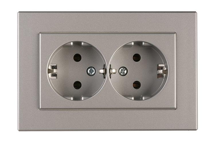 Dvivietis kištukinis lizdas VILMA XP500, metalo spalvos